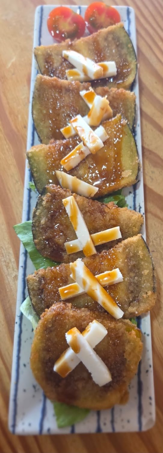 Berenjena frita con queso de cabra y miel de palma