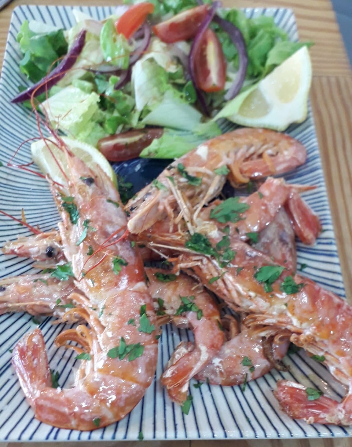 Gambones a la plancha con ensalada