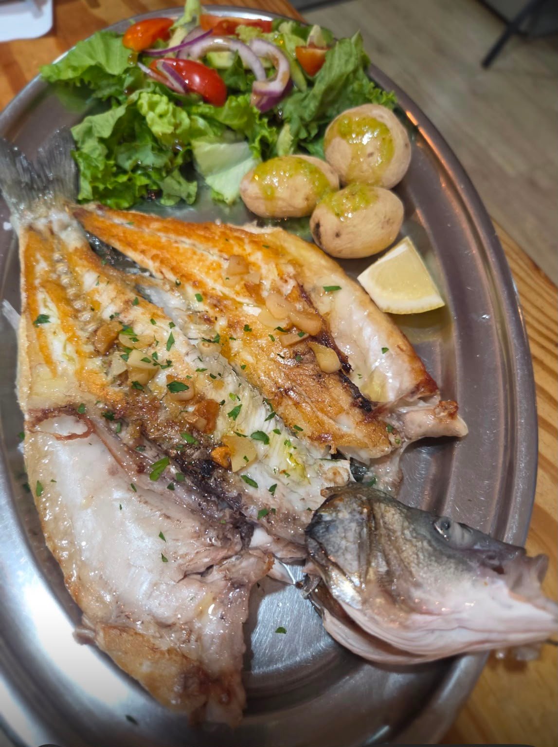 Lubina a la plancha con papas y ensalada