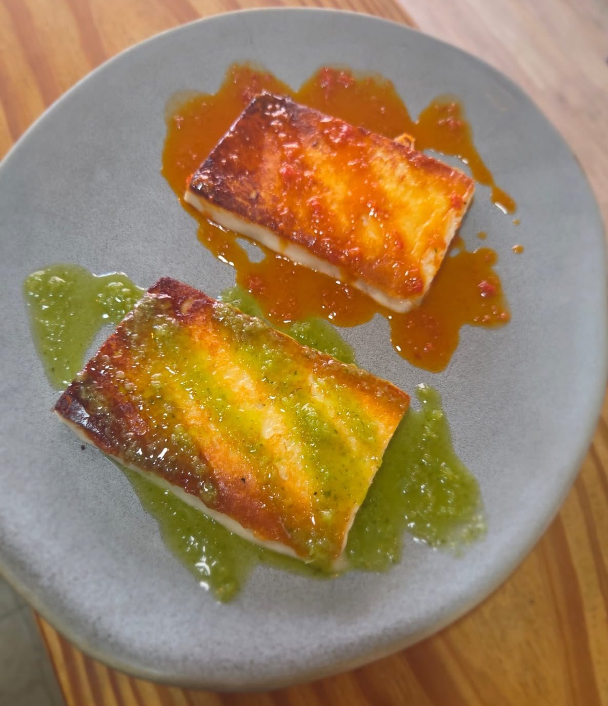 Queso de cabra ahumado a la plancha con mojos