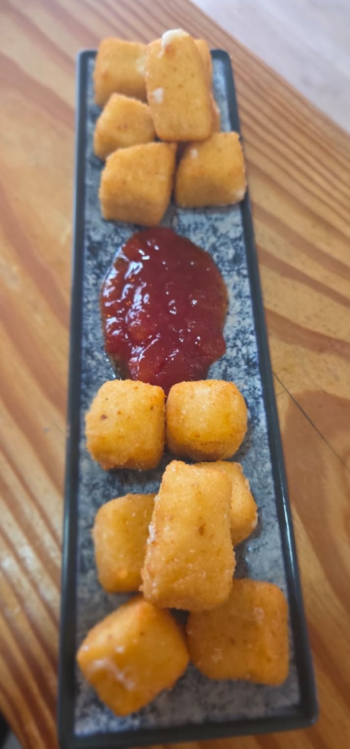 Queso frito con mermelada