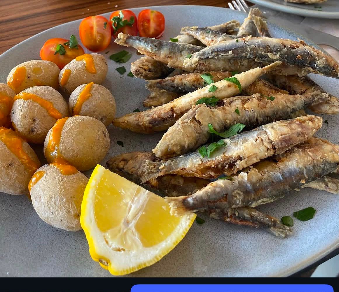 Sardinas fritas con papas arrugadas